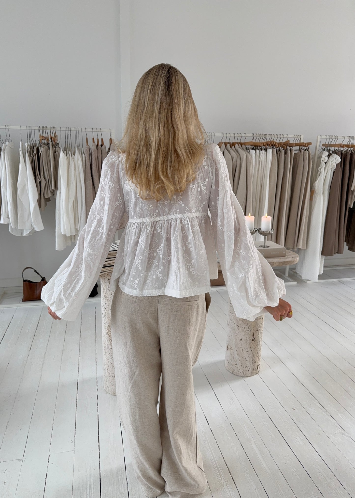 ELLA FLOWY SHIRT - Hvid