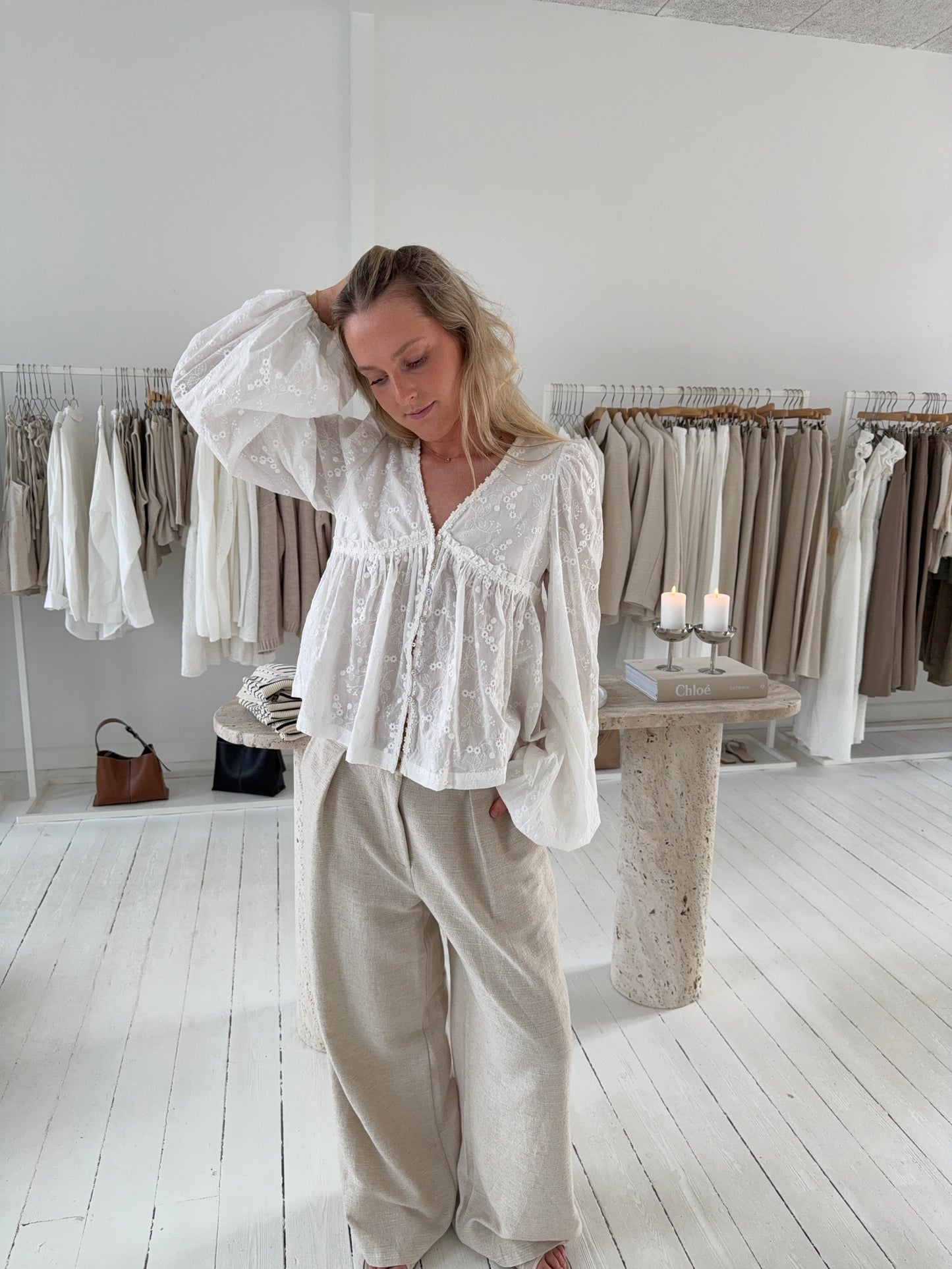 ELLA FLOWY SHIRT - Hvid
