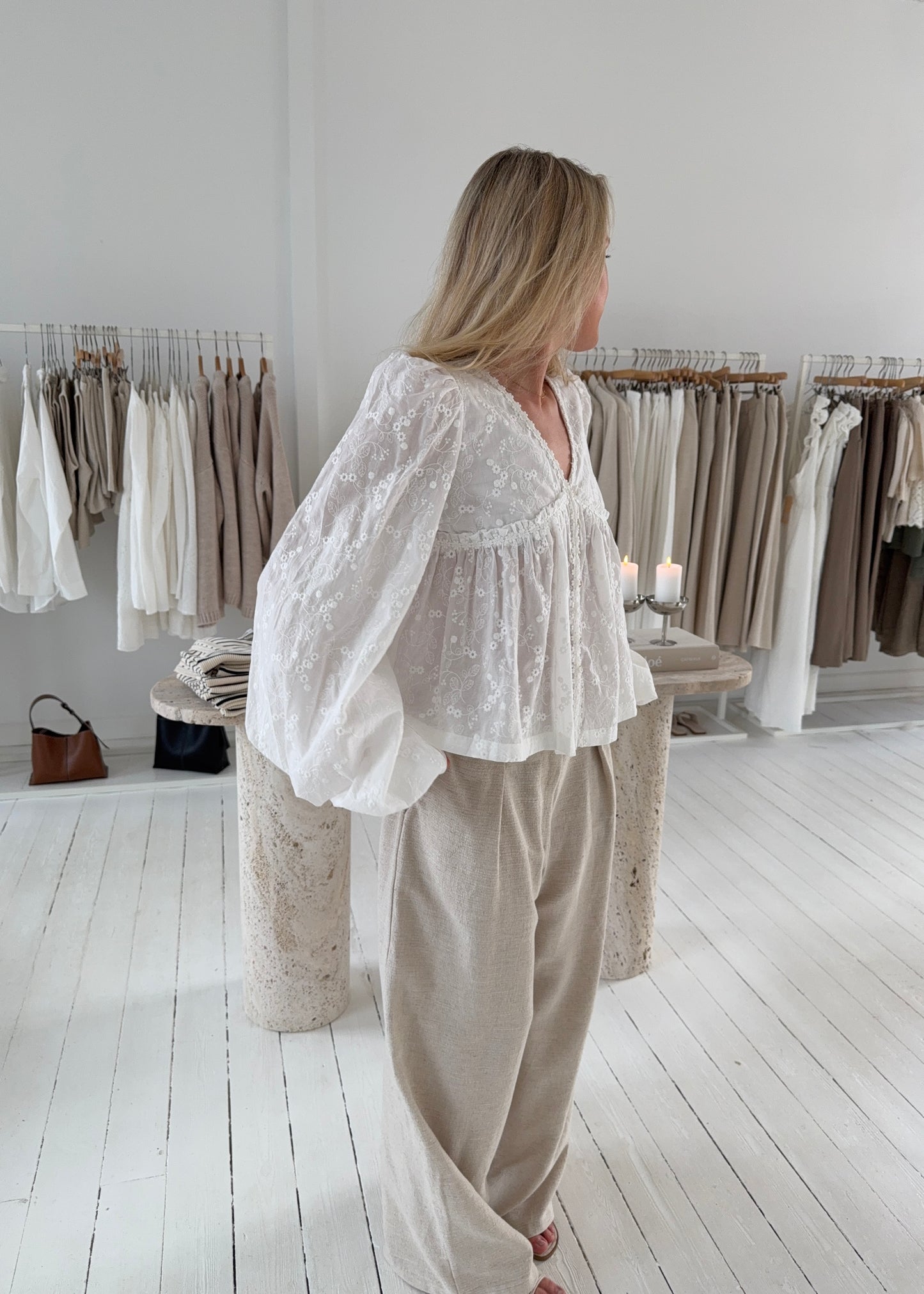 ELLA FLOWY SHIRT - Hvid